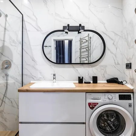 Modern In The Of Center Apartment *